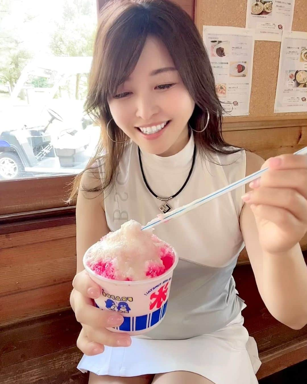 mikaさんのインスタグラム写真 - (mikaInstagram)「♥︎︎∗︎* かき氷はじめました🍧  シロップだけだったら食べなかったけど 練乳追加できたから迷わず頂きます🍧💕  練乳置いてるってセンスよすぎ✨ 好きすぎるゆえの、にやけ具合やばいでしょw  しかも売店のお姉さまシロップ めっちゃかけてくれた🥳  また行ったら絶対食べます！！ みんなは何味好き？👅  #ゴルフ5かさまフォレストゴルフクラブ #かき氷 #練乳いちご #🍧 #ゴルフ #ゴルフ女子 #golf #食べ物の前では素直」6月12日 19時11分 - _mika.___