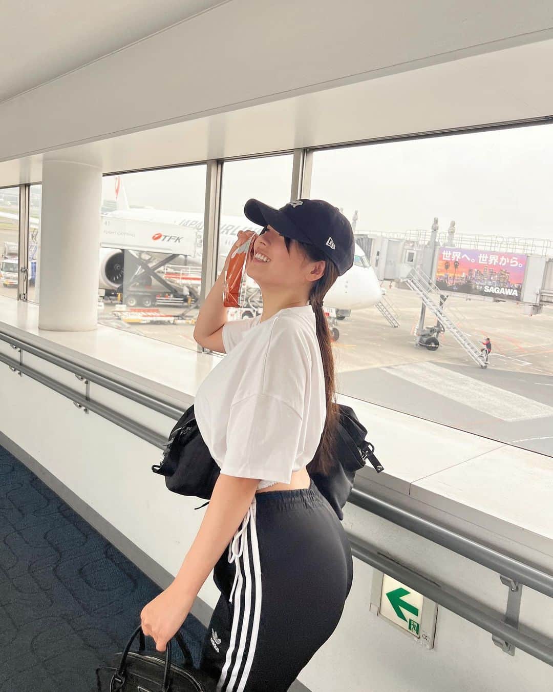 のインスタグラム：「正解は~！宮古島🏝 沖縄ロケは本島ばっかりだったので新鮮でした~✨️ 雨予報だったけどさすがの晴れ女だった(￣▽￣)♡ Tシャツ3枚も買っちゃった🤣✌🏻  いいカットたくさん撮れたのでお楽しみに🫶🏻 すっぴん移動着で失礼しますᐕ)ﾉ  #宮古島 #沖縄 #クロップド丈 #zara #adidas #prada」