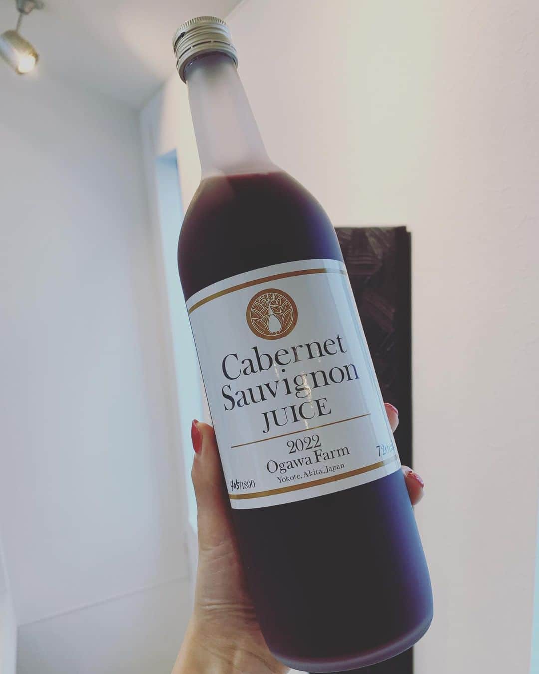 真樹麗子さんのインスタグラム写真 - (真樹麗子Instagram)「仲良しグルメ友達きょーちゃんから究極の『大人葡萄ジュース🍷』をいただきました🧡  それはそれは貴重なカベルネソーヴィニヨンのぶどうジュース🍇 深いコクを味わえるそうな✨ しかも赤ワインのように時間を経るうちに味がまろやかに変化するなんて✨  嬉しすぎる🧡🧡  大切に味わいながらいただきます🧡  #カベルネソーヴィニヨンジュース  #究極のぶどうジュース #オーラが出てますね #いつもありがとう」6月12日 19時11分 - makiofficial_0718