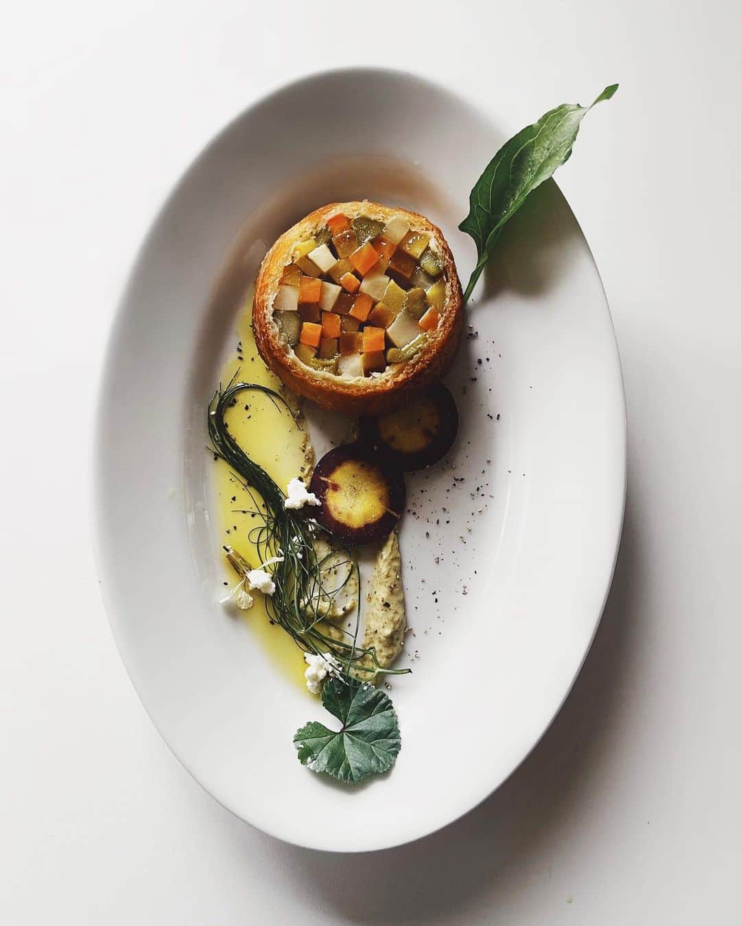 Chinamiさんのインスタグラム写真 - (ChinamiInstagram)「Vegetable gratin with pie crust🌿 Creamy sauce is spread under the rainbow vegetables🍽️ #kitchengarden #potager  #vegetables   キャベツたち驚くほどの成長ぶりです！ 今年は防虫ネットを被せていたので、ちょうちょが飛んできても全く大丈夫！ (🐛さん用にと、ポタジェとは反対側に植えたキャベツにはネットをしなかったので、すごいスピードで見事に食べられちゃいました！今は葉脈のみです🙈)  数種類の人参を収穫したので、お野菜主役のグラタンパイを作ってみました。底に入っているホワイトソースは、じゃがいも、マッシュルーム、ペコロスをガーリックバターで根気よく炒めたあと豆乳を加えて撹拌したもの。なかなか美味しくできました😋  #家庭菜園　#ポタジェ #ポタジェガーデン  #野菜」6月12日 19時13分 - chinamiphoto