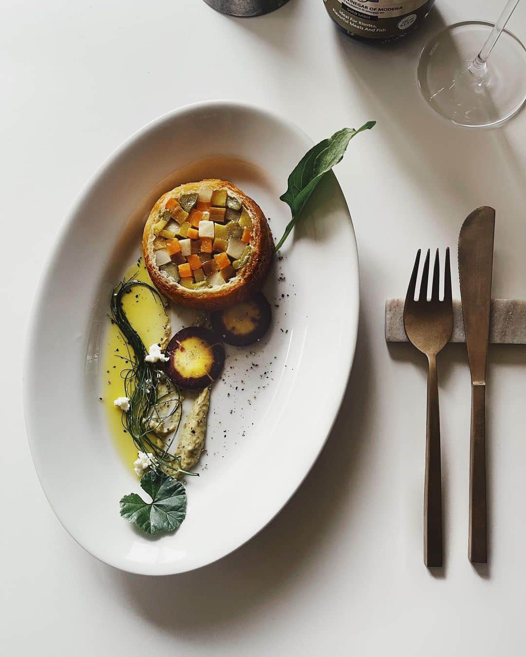 Chinamiさんのインスタグラム写真 - (ChinamiInstagram)「Vegetable gratin with pie crust🌿 Creamy sauce is spread under the rainbow vegetables🍽️ #kitchengarden #potager  #vegetables   キャベツたち驚くほどの成長ぶりです！ 今年は防虫ネットを被せていたので、ちょうちょが飛んできても全く大丈夫！ (🐛さん用にと、ポタジェとは反対側に植えたキャベツにはネットをしなかったので、すごいスピードで見事に食べられちゃいました！今は葉脈のみです🙈)  数種類の人参を収穫したので、お野菜主役のグラタンパイを作ってみました。底に入っているホワイトソースは、じゃがいも、マッシュルーム、ペコロスをガーリックバターで根気よく炒めたあと豆乳を加えて撹拌したもの。なかなか美味しくできました😋  #家庭菜園　#ポタジェ #ポタジェガーデン  #野菜」6月12日 19時13分 - chinamiphoto