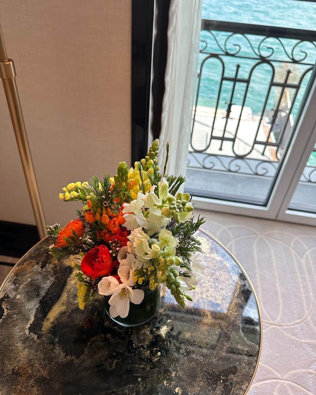 水上京香さんのインスタグラム写真 - (水上京香Instagram)「⁡ イスタンブール編でご紹介した、THE PENINSULA ISTANBUL🏨 内装も豪華かつ繊細で美しく、お部屋から見える景色も最高🪟✨ お花も可愛くって、本当に癒しが詰まってたなぁ…♡ #旅サラダ #thepeninsulaistanbul」6月12日 19時13分 - kyokaminakami_official