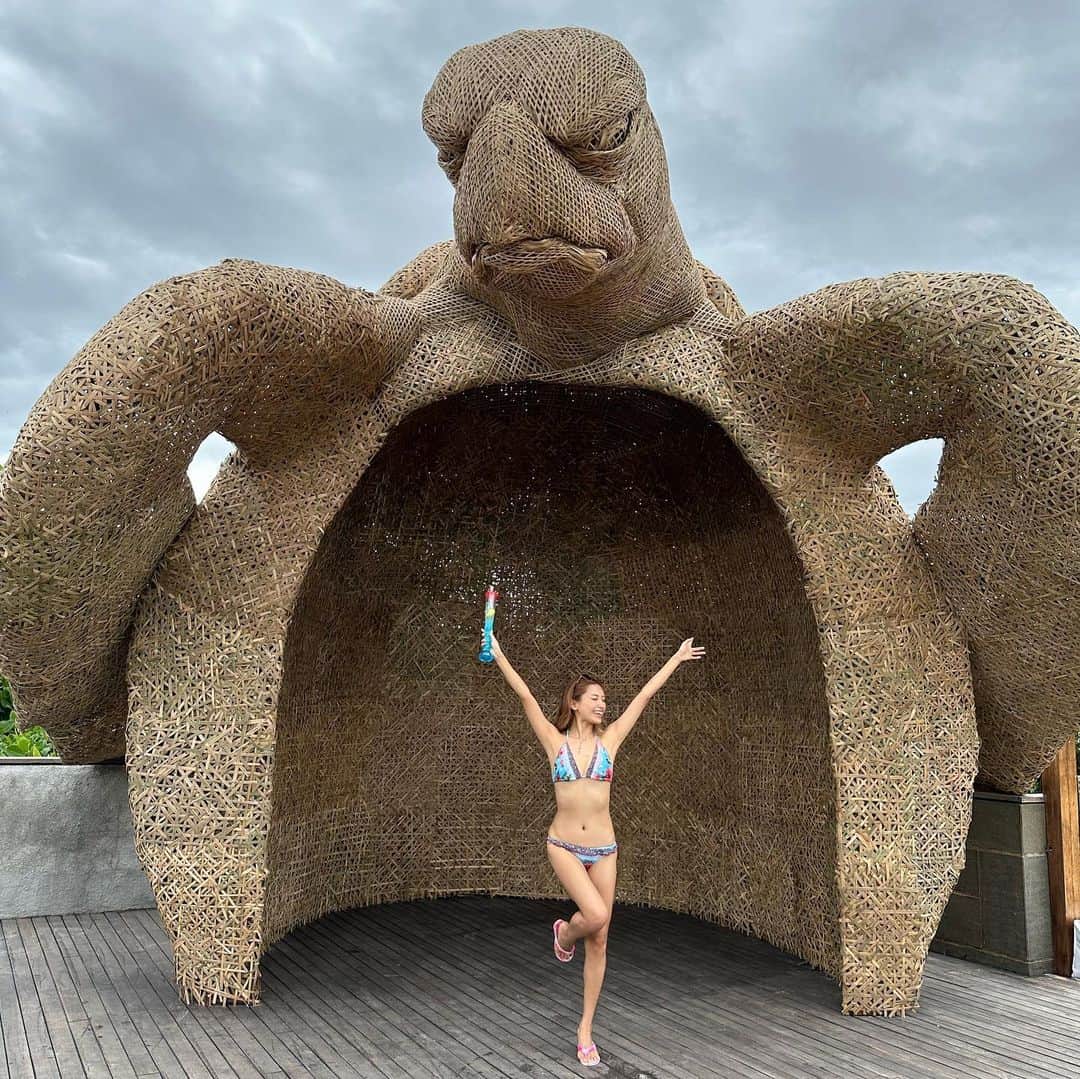 のインスタグラム：「🐢🐢🐢  亀にめっちゃ睨まれてる🤣🐢  #atlas#atlasbeachclub#atlasbeachfest#beachclubs#beachclubbali#ビーチクラブ#pool#プール#バリ#バリ島#バリ島旅行#バリ旅行#バリ島観光#インドネシア旅行#海外旅行#海外移住#東南アジア#bali#baliisland#balitrip#balitravel#水着#ビキニ#bikini#swimsuit#japanesegirl#bikinigirl#bikinimodel #あーちゃんバリ」