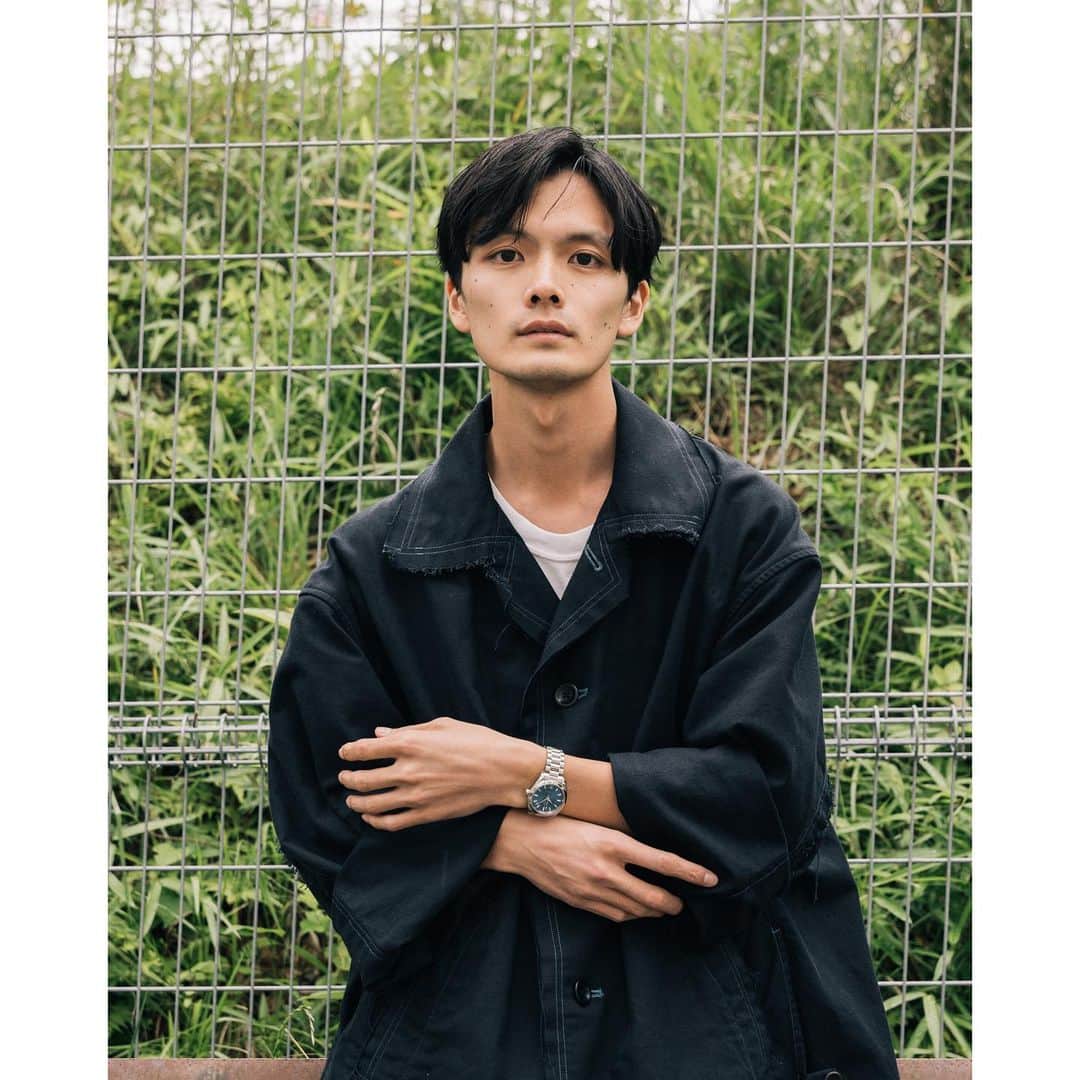 長坂 睦生のインスタグラム：「@omega ⌚️ オメガシーマスターアクアテラ34mmの新色シーブルーを着用して撮影しました！ オメガの時計の高級感でファッションがワンランク上がった気がします！ 時計のカラーを軸にコーデを組むのも楽しいなと思いました！  #AquaTerraShades #PR」