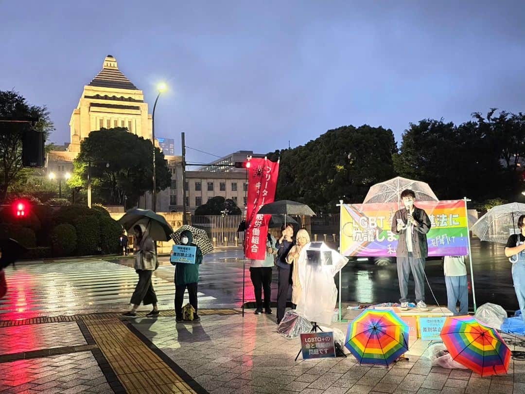 津田大介さんのインスタグラム写真 - (津田大介Instagram)「今日も今日とて国会前に。あいにくの雨模様ですが今日はフジロック用の雨具着て中継してるので、とても快適です。  先週水曜は中継しながら体調が激悪になっていき、この週末は自宅で寝込んでました（コロナではなかったのが幸い）。  それにしてもゆっくり落ち着いて仕事をさせてほしいものです→日本国」6月12日 19時20分 - tsuda