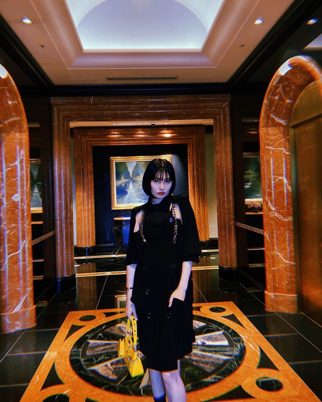 佐藤乃莉のインスタグラム：「いつか洋館に住みたい佐藤です🏰  #black#黒ワンピ」