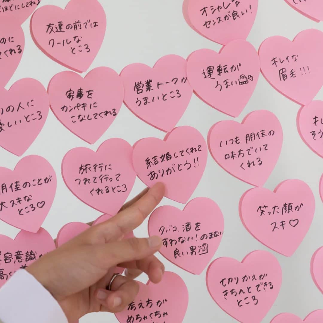のインスタグラム：「~ 他の投稿はこちらから @bestbridal.jp 記念日にも使える♡彼に愛を伝えるサプライズ~  先日の投稿でも大人気だった サプライズアイデア  本日は新郎さまへのサプライズの 実例をまとめてご紹介💐  思わずきゅんとしてしまう 愛がぎゅっと詰まったサプライズ...  ぜひカメラマンにもしっかり撮影してもらって記念に残してくださいね  Special Thanks 3枚目 @ayatomo0421 さま 4枚目 @wd_20220515 さま  @bestbridal.jp では1.1万人の花嫁様の 最新のトレンドウエディングアイデアを毎日発信中 気になる方はぜひフォローお待ちしています✴︎  ﹋﹋﹋﹋﹋﹋﹋﹋﹋﹋﹋﹋﹋﹋﹋﹋﹋﹋﹋﹋﹋﹋  \ウェディングフォト募集中/  当アカウントでリグラムOKなベストブライダルの卒花嫁orプレ花嫁の皆様は、#ベストブライダル花嫁 もしくは  #bb花嫁 のハッシュタグをつけて投稿をお願いします🌿  ※BB花嫁に投稿があったお写真をリグラムする際は、 個別にご連絡は行っておりません。予めご了承ください  \ブライダルフェアの予約について💐/  アカウントプロフィールのURL先、 各会場のHPもしくはDMよりご予約を承っております。 どんな式場が自分に合うかわからない、結婚式をするか迷っている...など些細なご質問でもお気軽にDMにてご相談ください✴︎」