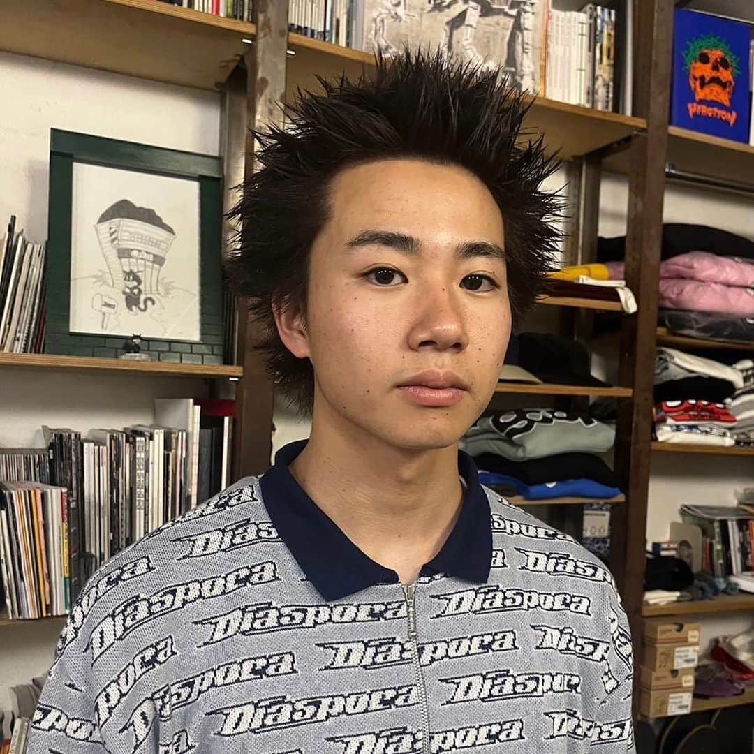 のインスタグラム：「祐天寺にある @guruscutandstand の @tetsuo_takashi さんのスタイル💇  Repost from @guruscutstyle   #gurus #guruscutandstand #drgurus #dresskin #menshaircut #グルズ #メンズヘアカット #メンズヘアースタイル #祐天寺 #ドレスキン #メンズコスメ #メンズグルーミング」