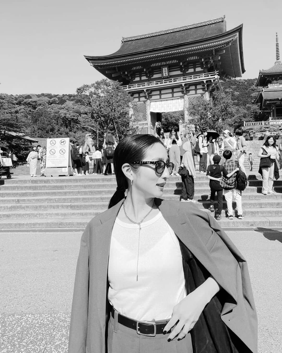 堀田茜さんのインスタグラム写真 - (堀田茜Instagram)「Kyoto⛩️🖤 お仕事で久々の京都へ…仕事終わりに清水寺(初めていけた🥹)と湯葉を食べ、葛餅を買って帰りました！ ラジオでも毎週近況話してるので聞いてくれたら嬉しいですっ @jwave813 #あかねのしふく_」6月12日 19時23分 - akanehotta