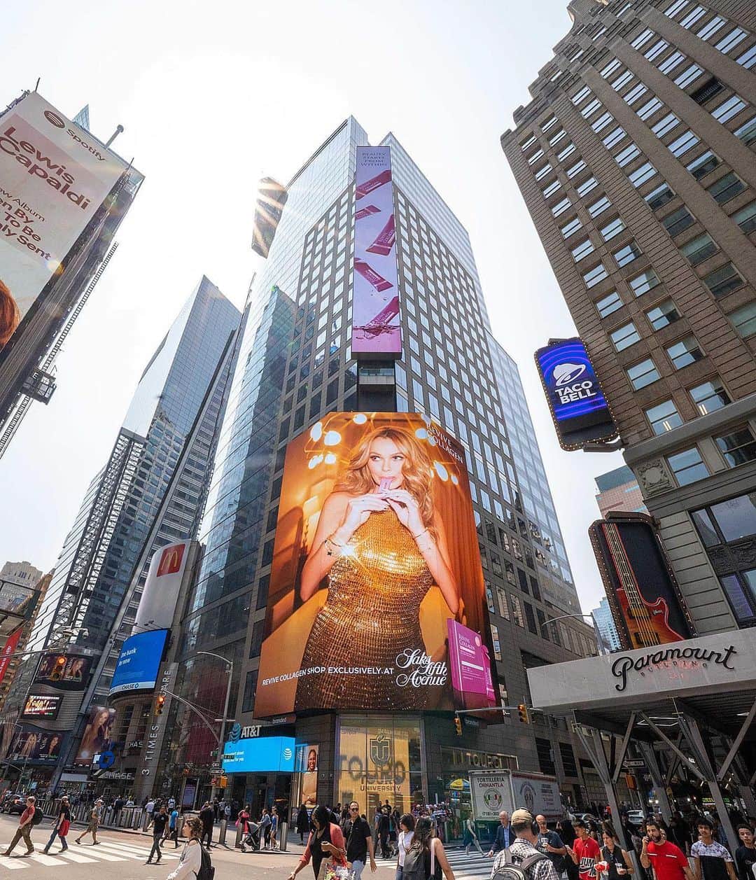 サム・フェアーズのインスタグラム：「NYC ✨ @revivecollagen 🇺🇸 @saks  #mybrand」