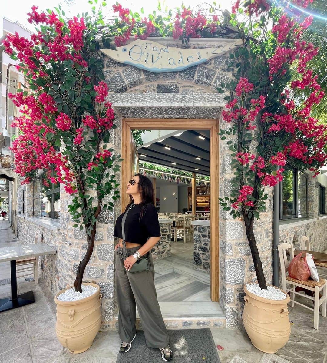 リサ・アンさんのインスタグラム写真 - (リサ・アンInstagram)「Bougainvillea,Greece’s Cherished Flower 🌺 wraps around everything sprinkling a touch of color everywhere it vines in such a magical way.   #bougainvillea #greece #thereallisaann   📸: @justtheletterk_img」6月12日 22時10分 - thereallisaann
