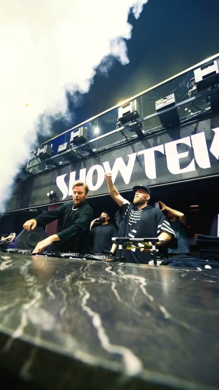 のインスタグラム：「Another EPIC NIGHT for in the books! A full house in @marqueesingapore 🇸🇬❤️ (Song: Showtek - Feeling ft. @sonnywilson_nl)」
