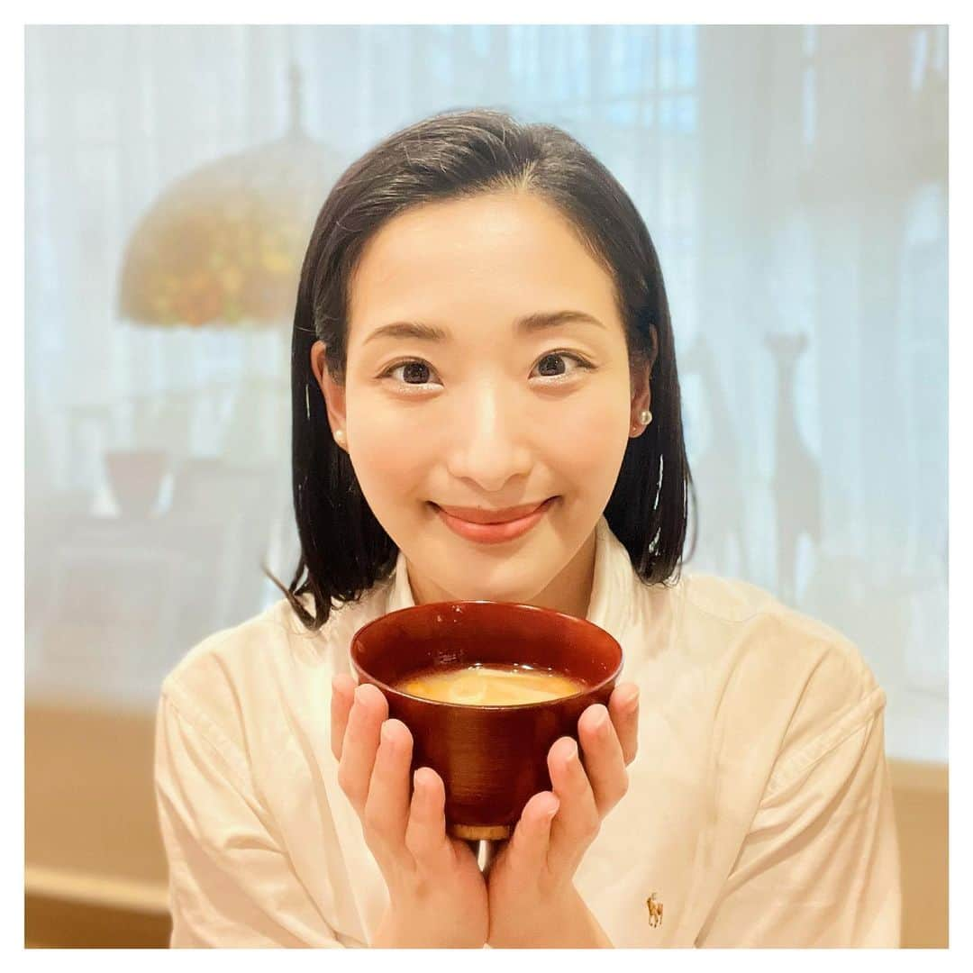 蘭乃はなさんのインスタグラム写真 - (蘭乃はなInstagram)「先日いただいた無添加&オーガニックのお味噌。 いつもは合わせ味噌にしてしまうのですが…食べ比べしてみよう！と思ってお味噌汁を2種類作ってみました！  この食いしん坊の探究心よ…  白味噌は優しく甘くてて、赤味噌はキリッとしたコク。でも両者に共通するのはスッと身体に入ってくるようなまろやかさでした。  今回は探究心wからお味噌汁にしてみましたが、それぞれのお味噌の味を活かして、またお料理してみようと思います！ 暑くなってきたから冷や汁もいいなぁ♪  お味噌は腸活にも良いんですよね。真の美容は健康から！という事で、引き続き健康に気を配っていきたいと思います☺︎  #食いしん坊  #お味噌汁  #misosoup  #腸活」6月12日 19時29分 - rannohana_official