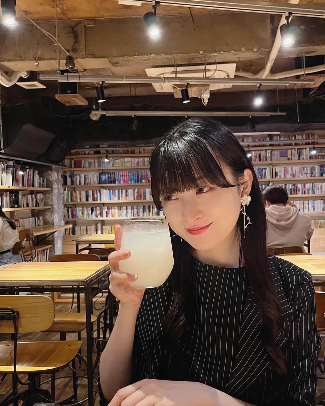 彩永あいりのインスタグラム：「. 森の図書館📚飲んでるのはカルピス」