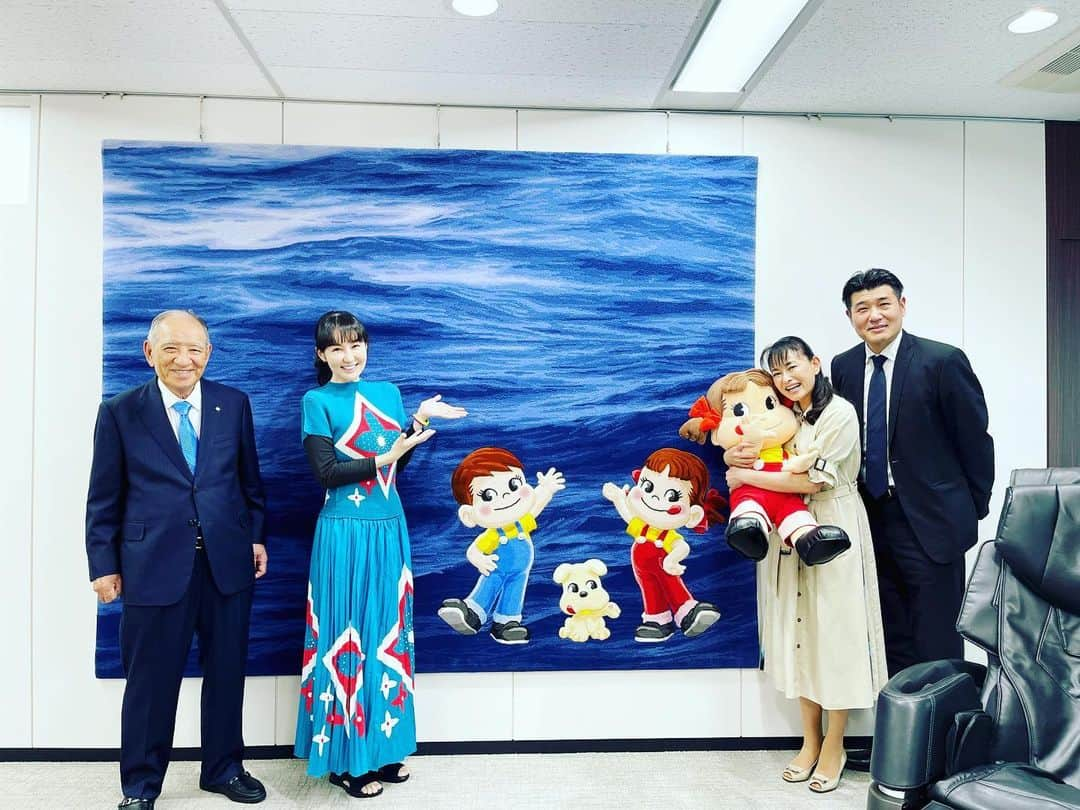 田中美奈子さんのインスタグラム写真 - (田中美奈子Instagram)「山田会長室にもお見せしたい物があるので是非❣️とお邪魔しましたらペコちゃんとポコちゃん、そして犬のドッグ君の大きな絨毯が壁一面に✨✨✨✨✨✨ 貴重な品を見せて頂きました🥰🥰 ダロワイヨ社長の吉岡さんも一緒にハイ❣️ポーズ✌🏻 #不二家 #不二家本社 #会長室 #ペコちゃん #ポコちゃん #絨毯アート #ダロワイヨ #ダロワイヨジャポン #貴重な時間をありがとうございました #貴重な品」6月12日 19時31分 - tanakaminako0912