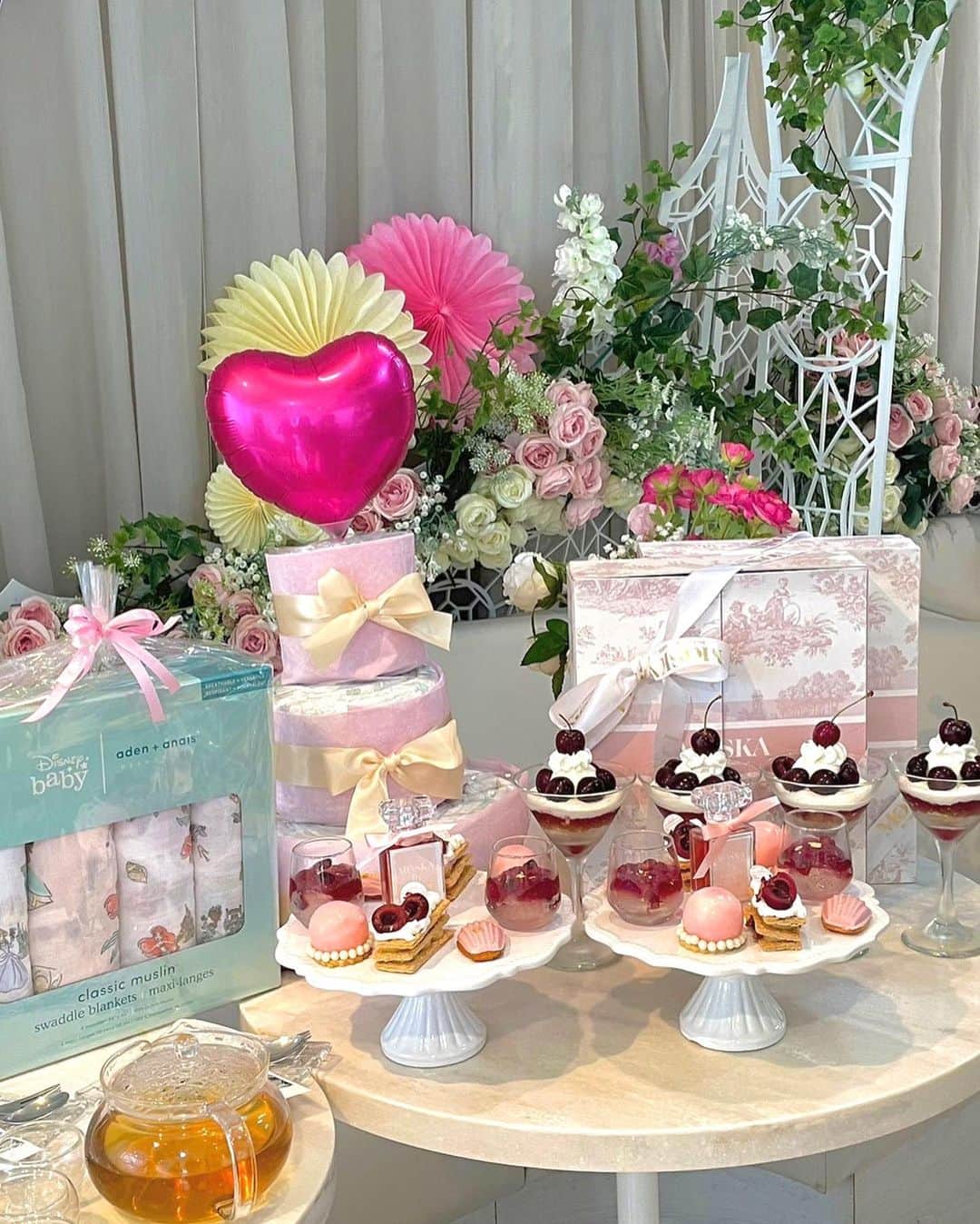 フランク奈緒美ロレインさんのインスタグラム写真 - (フランク奈緒美ロレインInstagram)「. . 可愛い可愛いえりえりちゃんの ベイビーシャワー🕊💗  ドレスコードはえりえりがピンクで 私達はホワイト🤍💗  産まれる前からえりえりベイビーに メロメロなんだけど産まれたら 私どんだけメロメロになるんだろう?笑  映えベイビーシャワーは @moska_by_gingergarden で💗  写真はスイーツメインだけど、 ボックスの中にローストビーフや バーガーとか色々入ってて、  甘いしょっぱい甘いしょっぱいの 交互で食べれるよ💗笑  全空間可愛かったから 映えのお祝い事をお考えの方には めちゃくちゃオススメ！！！  ちなみにオムツケーキはあーやんの 手作り💗 作ってくれてありがとう💗💗 . . #moskabygingergarden #moska#ベイビーシャワー #babygirl #babyshower」6月12日 19時31分 - naomilorrainefrank