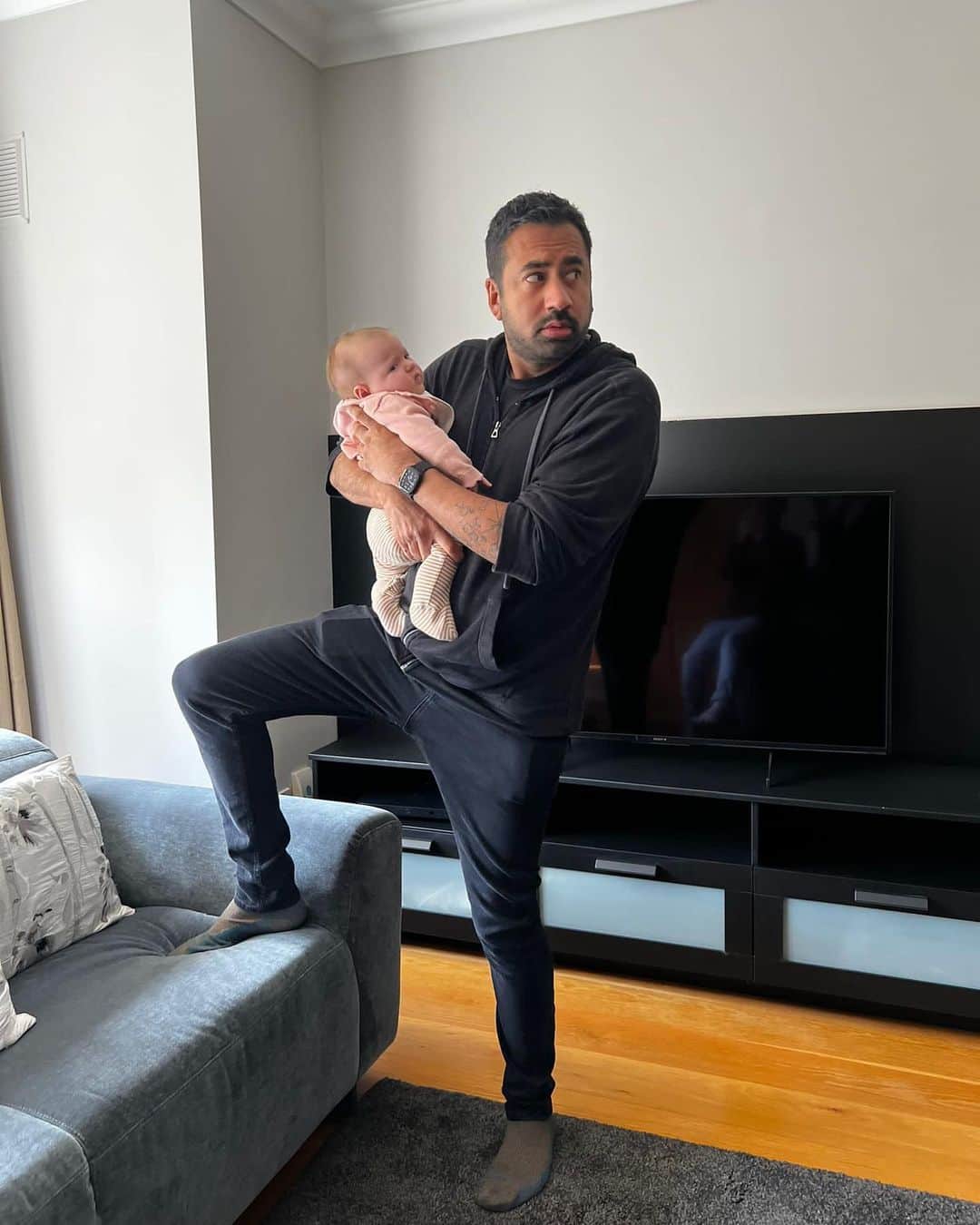 カル・ペンのインスタグラム：「Baby duty.」
