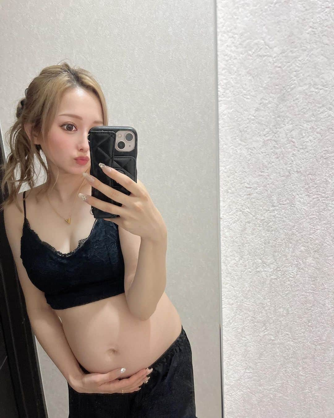 SUZUさんのインスタグラム写真 - (SUZUInstagram)「👶🏼💭🌙  お腹重くなってきて、日常生活すら苦しくなってきた🤰🏼 あと数ヶ月後、二児のママしてると思うと不思議👶🏼💭 早くお顔みたいなぁ💗💗  #マタニティ#マタニティフォト#思い出 #妊婦コーデ #妊娠記録#マタニティフォトセルフ  #マタニティライフ#ぷんにーらいふ  #妊娠報告#女の子ベビー #女の子ママ #２歳児ママ#妊娠中#姉妹ママ#2歳差育児」6月12日 19時34分 - suzuchibi