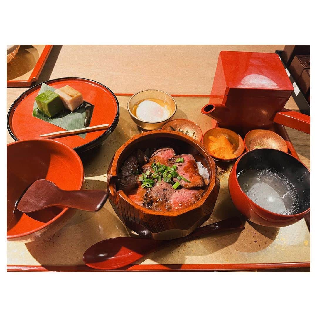 唯月ふうかさんのインスタグラム写真 - (唯月ふうかInstagram)「京都旅行日記👘 景色も何もかも、本当に美しくて風情があって、良い空気を沢山貰いました。 最後の写真の 肉まぶしが美味しすぎて。 写真撮る前に食べちゃった食べ物達も沢山あるのです…笑 そうです。我々の食べる量はとんでもないのです🤫   #京都  #旅行  #京都旅行  #嵐山  #八十八良葉舎  #竹林の小径   #キモノフォレスト  #肉まぶし   #女子旅   #唯月ふうか」6月12日 19時34分 - fuka_yuduki