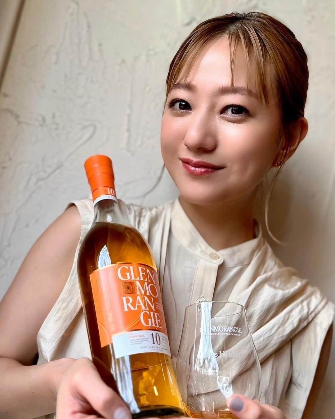 伊藤千晃のインスタグラム：「いつも頑張っているパパに♡  毎年、父の日には何をあげようかなって迷ってたけど、 今年はこの素敵な刻印グラスとグレンモーレンジィに即決しました😆🥂  （グレンモーレンジィ オリジナル（700ml）を一本購入した方の中から限定100名様が、 ロゴ入りグラスに好きな名前を刻印できるというキャンペーンがやってるよ！！）  私は名前だけじゃなくメッセージも入れちゃった☺️💕  普段、言葉で伝えるには少し小っ恥ずかしい気持ちも、 こうしてプレゼントで刻む事ですんなり渡せるのもいいよね！ 喜んでくれるといいな🥰  @Glenmorangie  #Giftedby  #Glenmorangie  #グレンモーレンジィ  #父の日 #父の日ギフト  #PR #DrinkResponsibly」