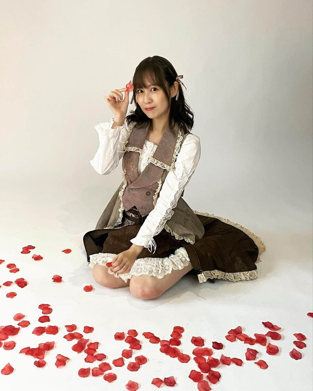 西村菜那子さんのインスタグラム写真 - (西村菜那子Instagram)「右も左も分からないまま初めて主演舞台に立ってから早3年。。 あのときの衣装を着て撮影🌹 何に使うのでしょうか㊙️ 8月お楽しみに。。  #誕生日まで #2ヶ月切りました #初主演衣装 #22歳から25歳 #ひゃああ」6月12日 19時43分 - nanako_nishimura