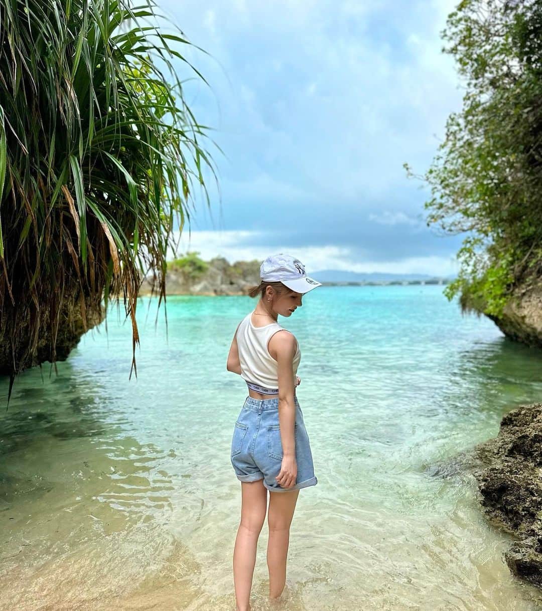 吉川ちえのインスタグラム：「【🌺🌴🐠🌺🌴🐠】 . 皆で沖縄に遊びに行きました😊💕 古宇利島にあるチグヌ浜が めっちゃ綺麗でびっくりした👋✨ . 台風🌀来てたから天気不安だったけど 天気悪くなくて良かった😌💓 . #沖縄 #Okinawa #古宇利島 #チグヌ浜」