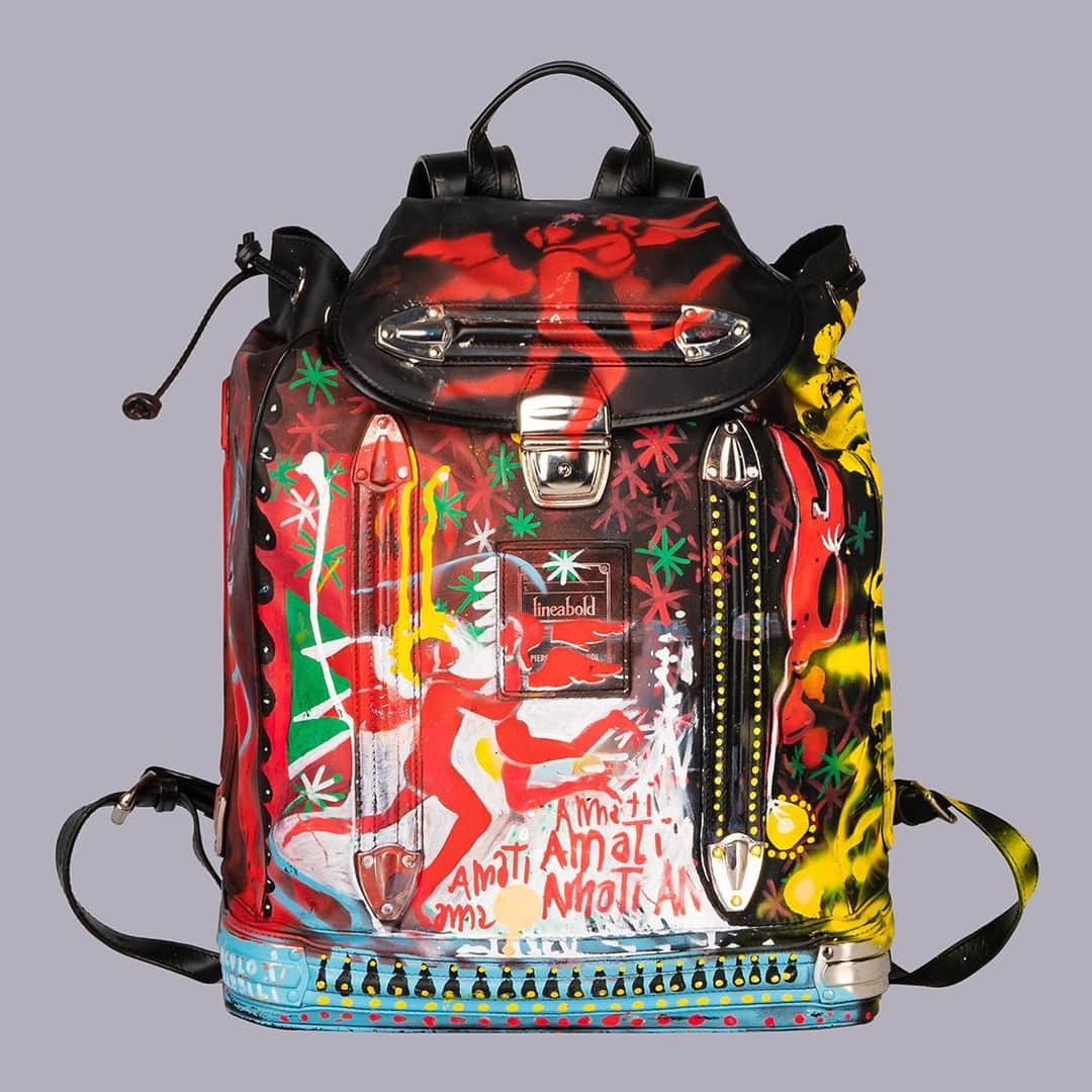 ピエログイディのインスタグラム：「Piero Guidi “Angeli del Nostro Tempo” – Zaino LineaBold “Art Director” in edizione limitata per la serie di “Art Building Love”. Le nostre idee e la nostra creatività #PieroGuidi   #LineaBold #Pgcreativefactory #loveitaly」