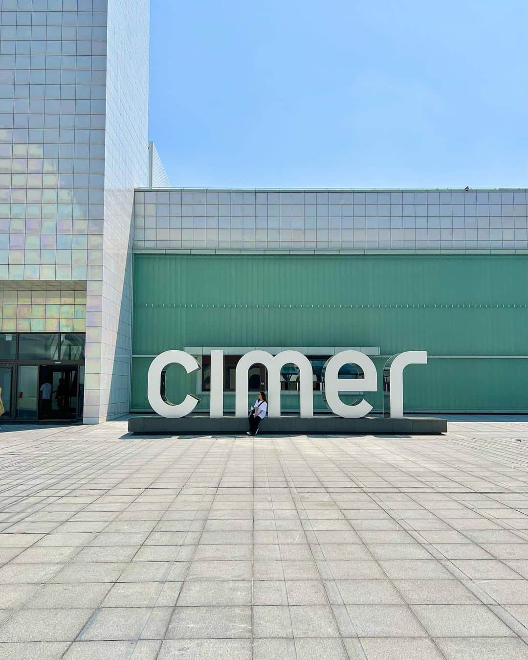 杉山佳那恵さんのインスタグラム写真 - (杉山佳那恵Instagram)「夫と韓国旅行いってきたよ🇰🇷💛  PARADISE CITYのCIMERで のびのびプールで泳いで いっぱい遊んできたー✨✨✨  ここのプールめちゃくちゃ広くて最高😍  ウォータースライダーを一緒に すべって絶叫と爆笑で 厄を落としてきました🤣✋笑  めっちゃ楽しすぎた〜💛  #pradisecity#korea#cimer#pool#夫婦旅行#韓国#パラダイスシティ」6月12日 19時47分 - kanaxxy_0421