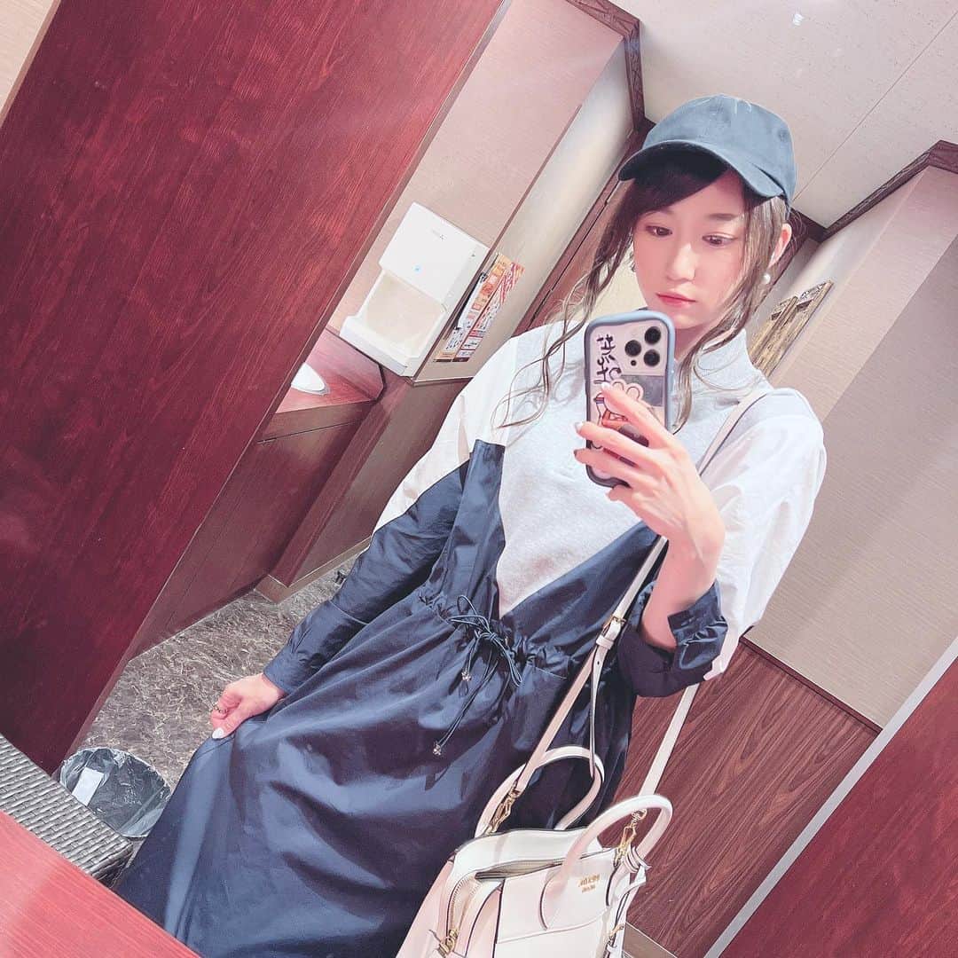 上原泰子のインスタグラム：「▽ 👗＆🧢 . . #ワンピースコーデ#骨格ナチュラル  #ootd#cap#PRADA」