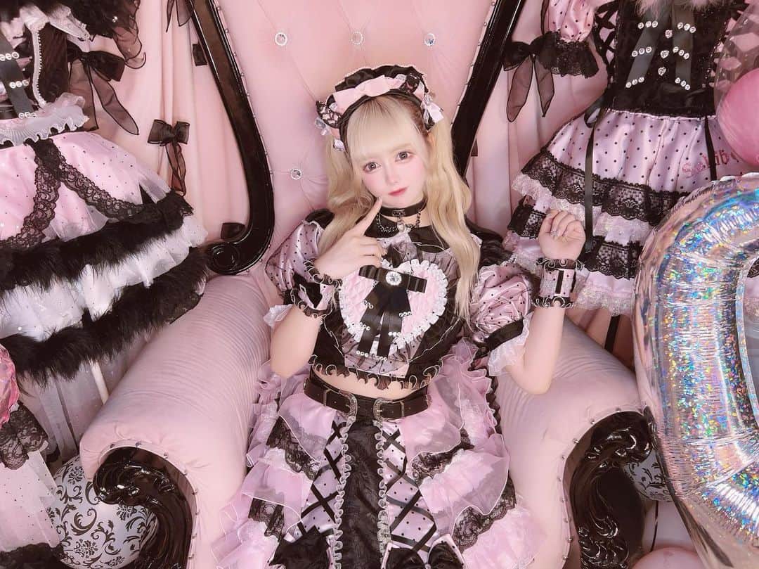 のインスタグラム：「‎舞々悪魔さんのレセプションにお邪魔させていただきました໒꒰ྀི∩˃ ᵕ ˂∩꒱ྀི১🖤  ‎制服も店内も可愛すぎた〜՞߹ - ߹՞🎀  ‎2周年おめでとうございます( ̳- ·̫ - ̳ˆ )◞❤︎  ‎⁦‪#舞々悪魔‬⁩ ‎⁦‪#まいまいでびる‬⁩ ‎⁦‪#まいでび」