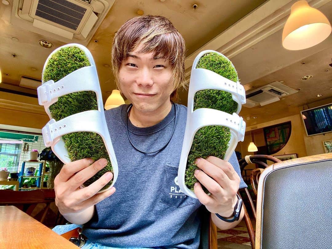AJ UNITEDのインスタグラム：「前から欲しかった芝サンダル遂にゲットー‼️‼️‼️ エムズさんありがとうございます😊  商品▼ @ms_kkms_official   久しぶりにかがみんとランチ〜 わんぱくボーヤしっかり噛んで飲み込めよな🤪」