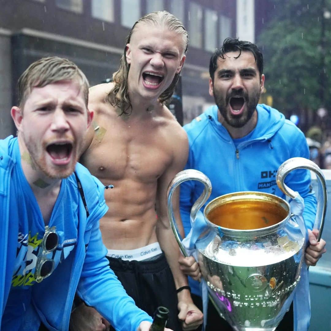 イルカイ・ギュンドアンさんのインスタグラム写真 - (イルカイ・ギュンドアンInstagram)「Another emotional & unforgettable day 🏆🏆🏆💙  Thanks to every fan welcoming us back in Manchester 🙌🏼 @ManCity」6月13日 6時46分 - ilkayguendogan