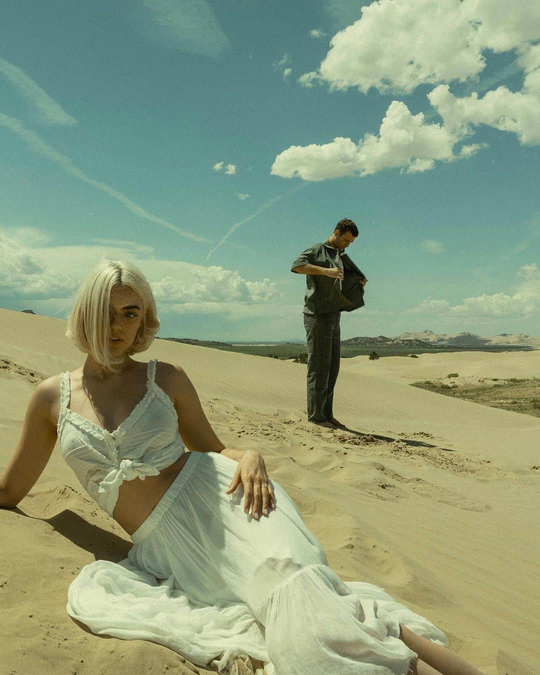 パイパー・アメリカ・スミスのインスタグラム：「Quaid and I are in our refiner’s fire era lol 🫠 and I feel like this hot desert shoot is a really positive representation of it 🥴🔥   Thank you @milesleavphoto for these beautiful images and @ellielynnf for styling us!!」