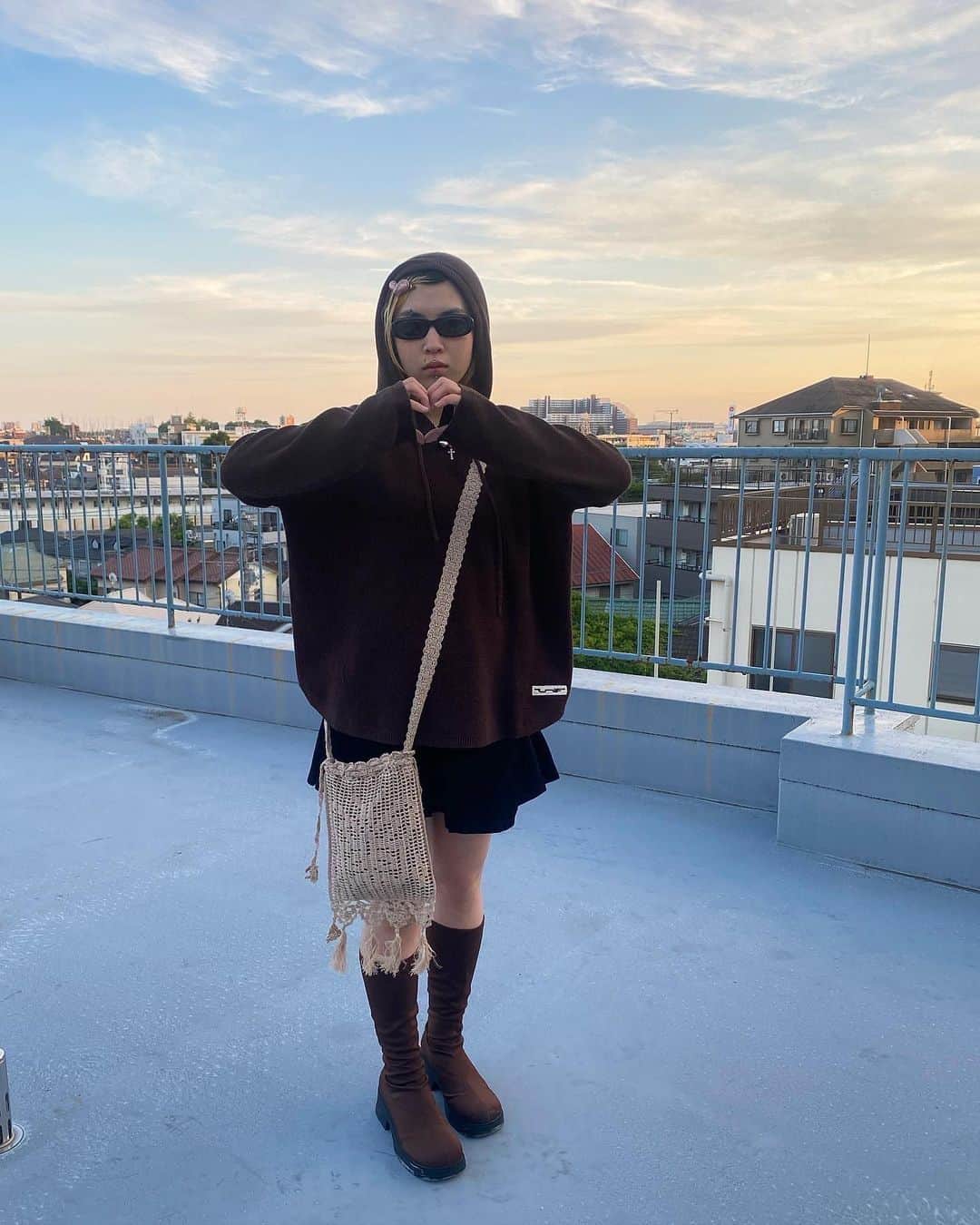 UNIFのインスタグラム：「Fledge Sweater + Hook Bag + Brown AiA Boots」