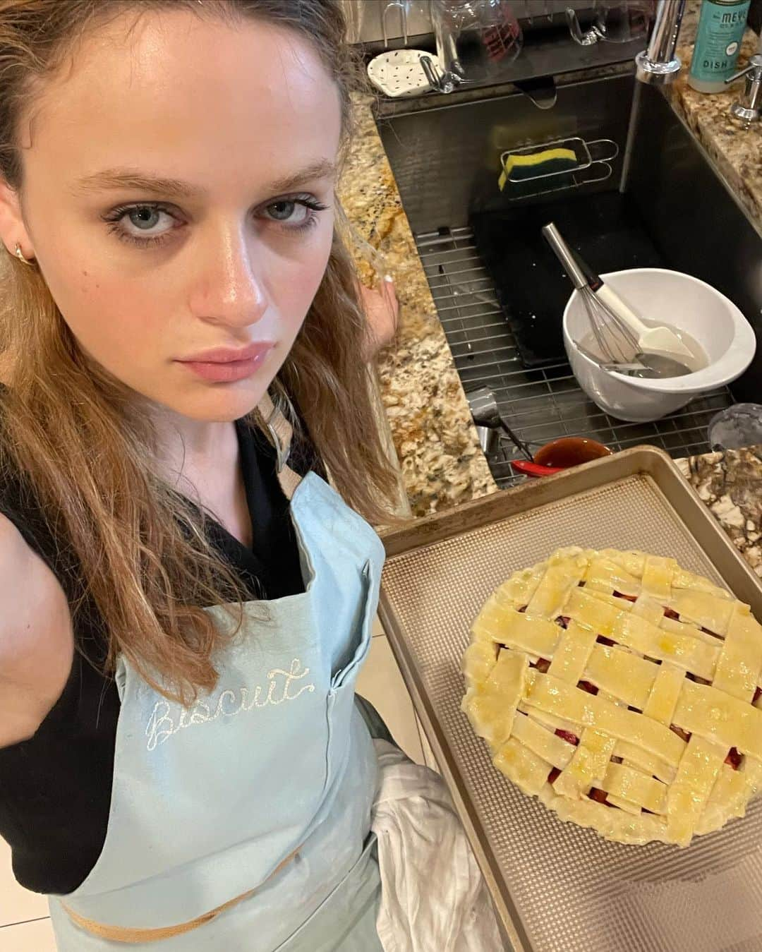 ジョーイ・キングのインスタグラム：「Every fucking time I make a pie I somehow become dory from finding fucking Nemo and forget. I  become ABSOLUTELY delusional. “Oh I love making pie”. Oh do you Joey? You lying little shit. DO NOT EVEN TALK TO ME WHEN IM TRYING TO WORK WITH THE CRUST. Crust. Fuck crust. Crust is such a whiny little bitch. Crust is like Goldilocks. “you didn’t  process me long enough so now I won’t form a shape even resembling dough” or “oh you processed me too much so now I’m the consistency of play-do” like???? Anyway this is my Strawberry rhubarb pie. It was excellent. 10/10. will be doing it again soon.」