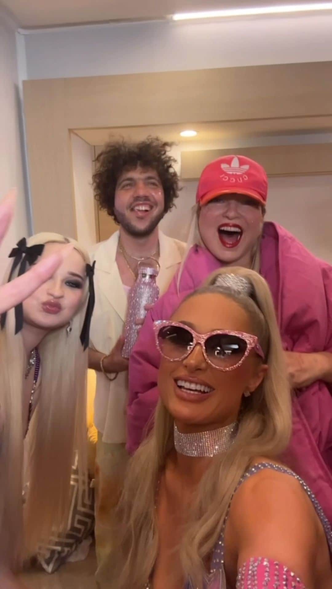 のインスタグラム：「#Sliving backstage after my concert with my amazing friends! 😍 Love you all @SiaMusic @KimPetras @ItsBennyBlanco #ThatsHot #IconsOnly ✨」