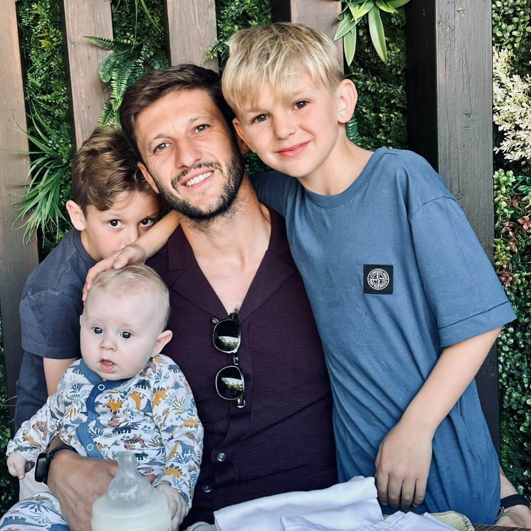 アダム・ララーナのインスタグラム：「👶🏼👦🏻🧔🏻‍♂️👦🏼」