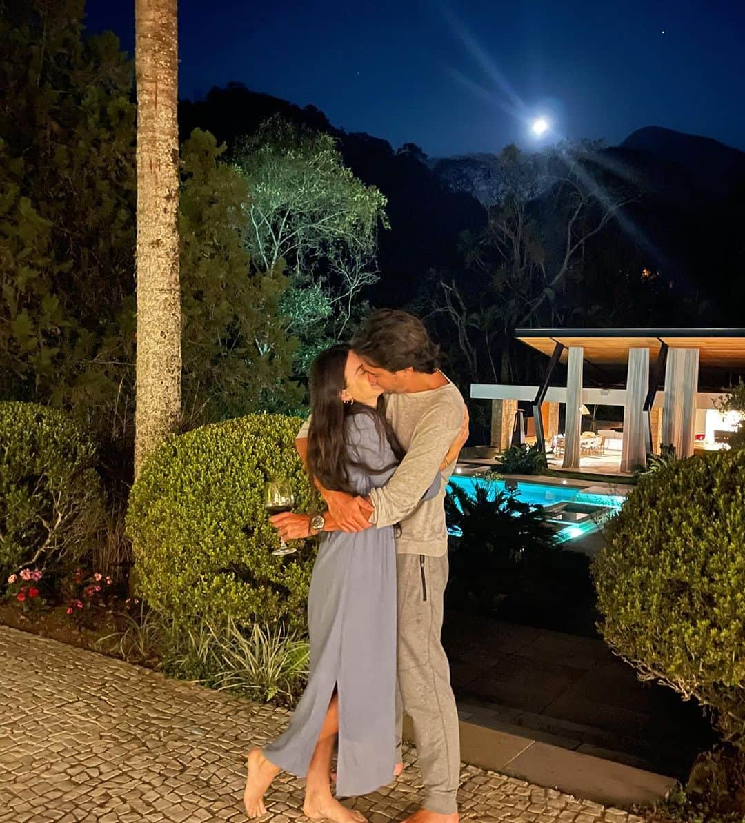 ステファニー・ブリットのインスタグラム：「Feliz dia babe!!! ❤️ Te amo e amo quando a gente parece um casal de namorados adolescentes no comecinho do namoro (mesmo depois de 12 anos juntos!) 🥰」