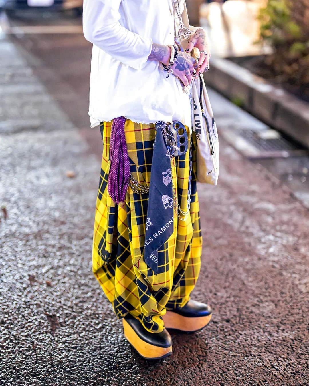 Harajuku Japanさんのインスタグラム写真 - (Harajuku JapanInstagram)「Japanese gothic tattoo artist Alice Novi Ray (@alicenovi_ray) on the street in Harajuku after dark. Alice Novi Ray - who told us his favorite band is 88Kasyo Junrei - is wearing fashion by Vivienne Westwood, including layered tops, a skeleton bag, the giant orb necklace, armor rings, and iconic wooden rocking horse shoes. Check his Instagram for photos of his gothic tattoo art.」6月13日 5時35分 - tokyofashion