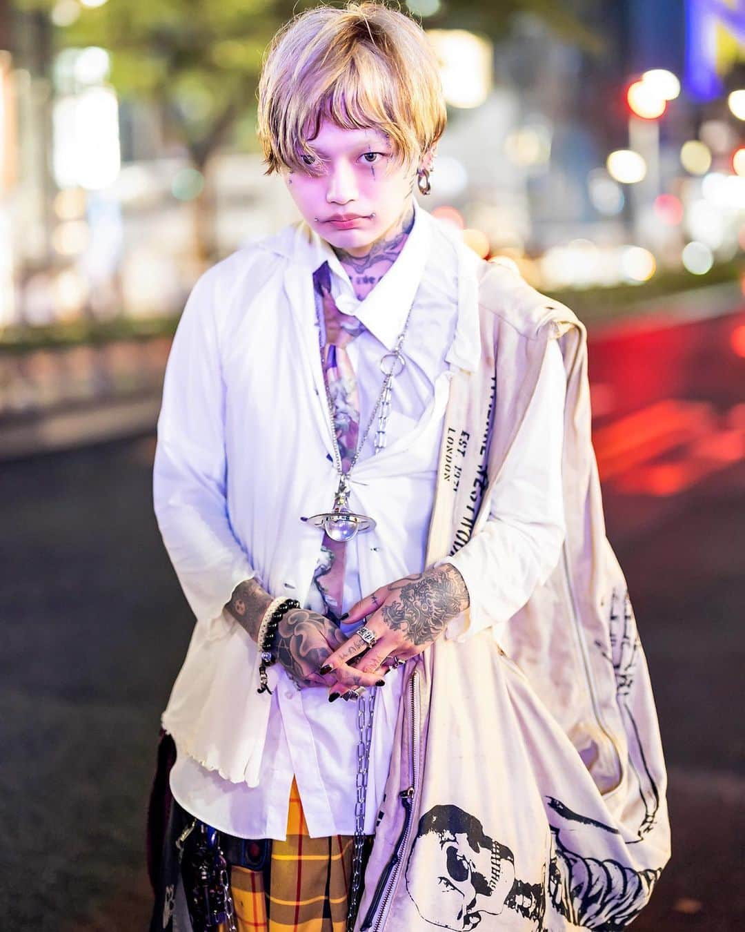 Harajuku Japanさんのインスタグラム写真 - (Harajuku JapanInstagram)「Japanese gothic tattoo artist Alice Novi Ray (@alicenovi_ray) on the street in Harajuku after dark. Alice Novi Ray - who told us his favorite band is 88Kasyo Junrei - is wearing fashion by Vivienne Westwood, including layered tops, a skeleton bag, the giant orb necklace, armor rings, and iconic wooden rocking horse shoes. Check his Instagram for photos of his gothic tattoo art.」6月13日 5時35分 - tokyofashion