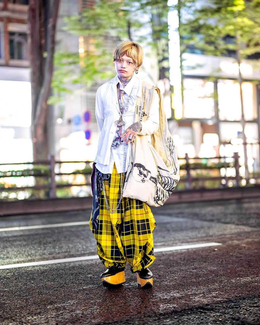 Harajuku Japanさんのインスタグラム写真 - (Harajuku JapanInstagram)「Japanese gothic tattoo artist Alice Novi Ray (@alicenovi_ray) on the street in Harajuku after dark. Alice Novi Ray - who told us his favorite band is 88Kasyo Junrei - is wearing fashion by Vivienne Westwood, including layered tops, a skeleton bag, the giant orb necklace, armor rings, and iconic wooden rocking horse shoes. Check his Instagram for photos of his gothic tattoo art.」6月13日 5時35分 - tokyofashion