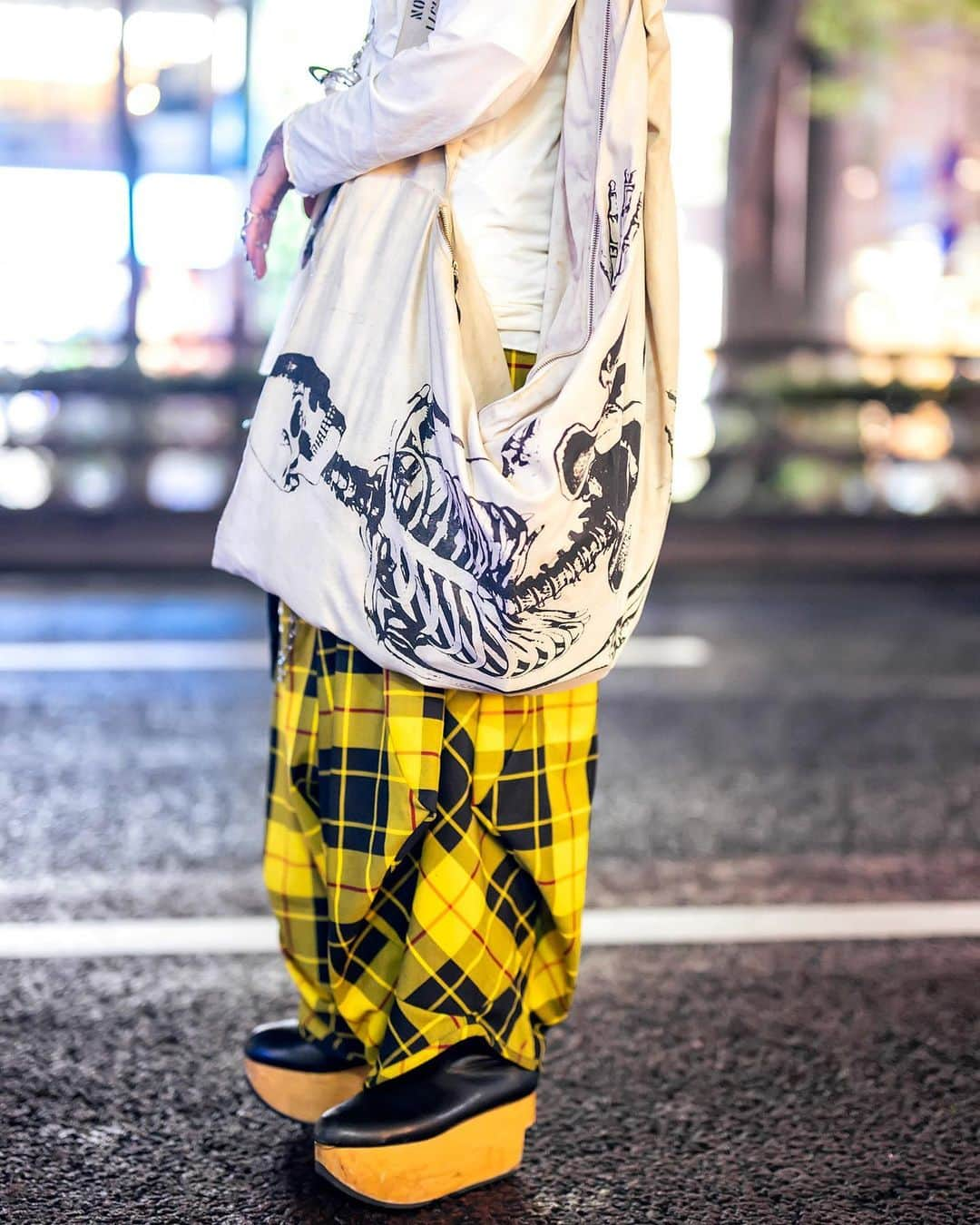 Harajuku Japanさんのインスタグラム写真 - (Harajuku JapanInstagram)「Japanese gothic tattoo artist Alice Novi Ray (@alicenovi_ray) on the street in Harajuku after dark. Alice Novi Ray - who told us his favorite band is 88Kasyo Junrei - is wearing fashion by Vivienne Westwood, including layered tops, a skeleton bag, the giant orb necklace, armor rings, and iconic wooden rocking horse shoes. Check his Instagram for photos of his gothic tattoo art.」6月13日 5時35分 - tokyofashion