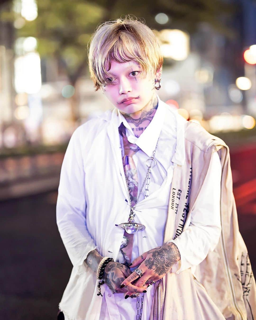 Harajuku Japanさんのインスタグラム写真 - (Harajuku JapanInstagram)「Japanese gothic tattoo artist Alice Novi Ray (@alicenovi_ray) on the street in Harajuku after dark. Alice Novi Ray - who told us his favorite band is 88Kasyo Junrei - is wearing fashion by Vivienne Westwood, including layered tops, a skeleton bag, the giant orb necklace, armor rings, and iconic wooden rocking horse shoes. Check his Instagram for photos of his gothic tattoo art.」6月13日 5時35分 - tokyofashion