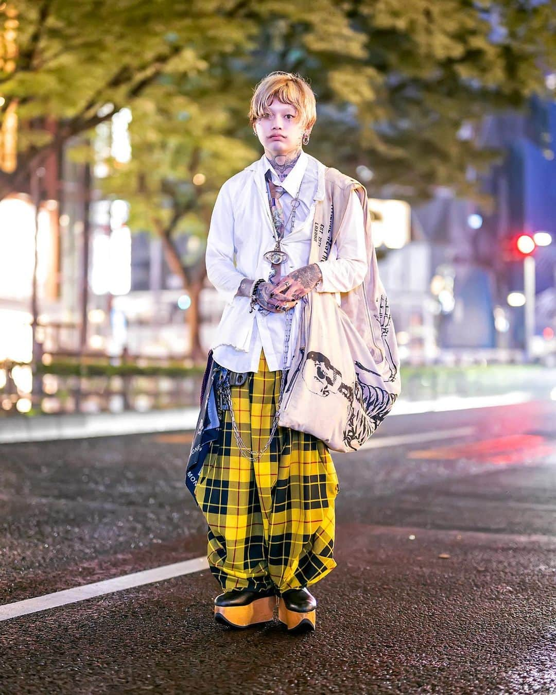 Harajuku Japanのインスタグラム：「Japanese gothic tattoo artist Alice Novi Ray (@alicenovi_ray) on the street in Harajuku after dark. Alice Novi Ray - who told us his favorite band is 88Kasyo Junrei - is wearing fashion by Vivienne Westwood, including layered tops, a skeleton bag, the giant orb necklace, armor rings, and iconic wooden rocking horse shoes. Check his Instagram for photos of his gothic tattoo art.」