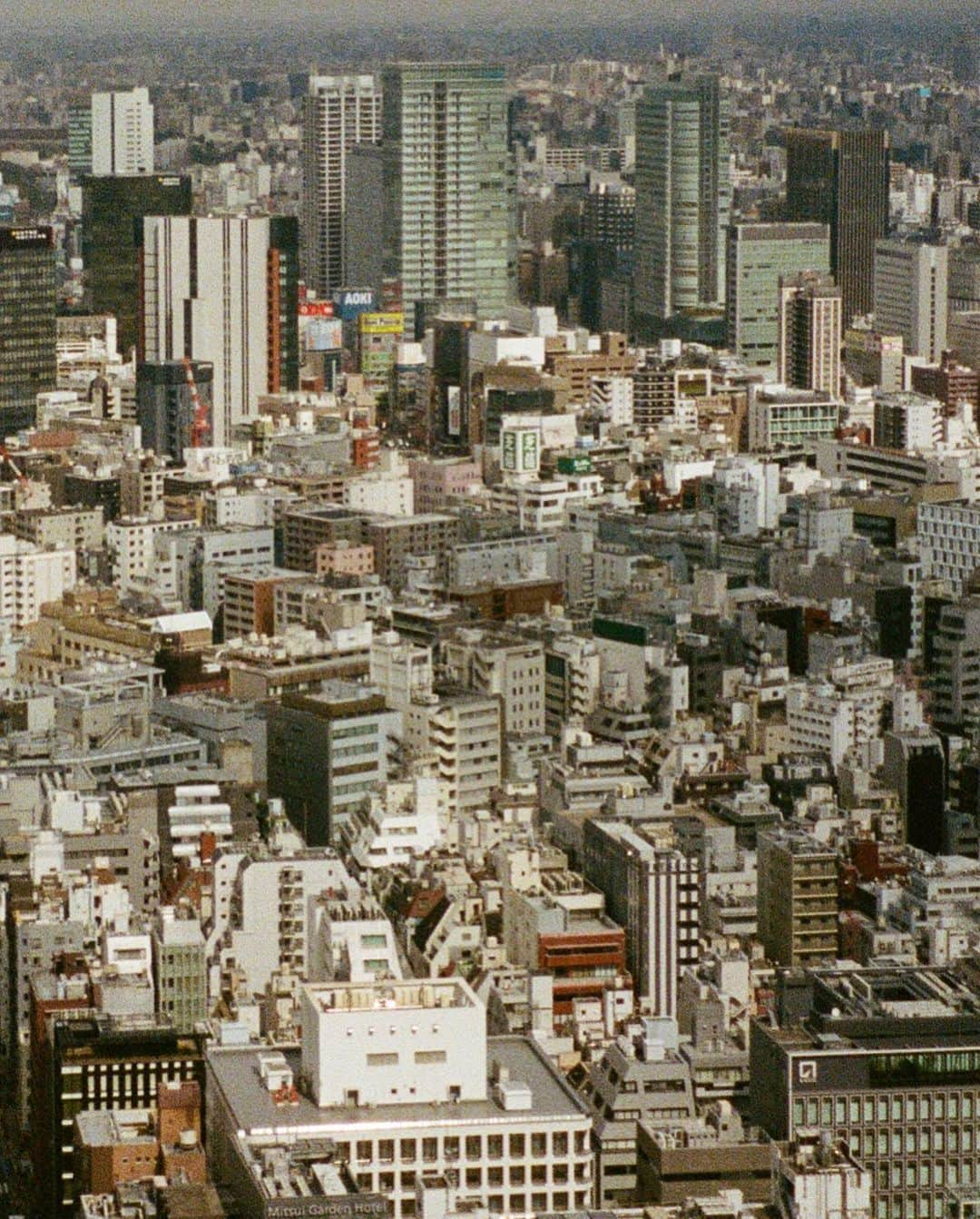 アレクサ・ロジーさんのインスタグラム写真 - (アレクサ・ロジーInstagram)「i’ve dreamed of japan my whole life. i found some rolls of film i forgot about from march. with the exception of the couple wonderful days i spent with @brandichang, i was solo. traveling alone has been one of the best things i’ve done for myself. it has made me so confident and pushed me to expand my mind. i’ve felt the safest i’ve ever felt in japan. if you have been wanting to travel solo, i highly highly recommend.」6月13日 5時36分 - alexalosey