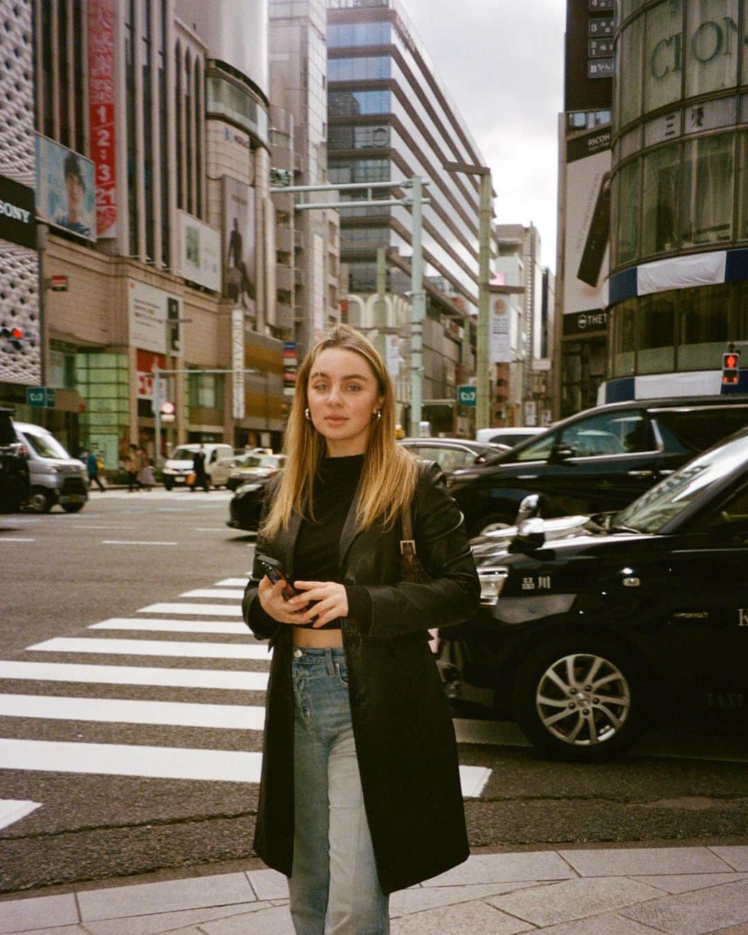 アレクサ・ロジーさんのインスタグラム写真 - (アレクサ・ロジーInstagram)「i’ve dreamed of japan my whole life. i found some rolls of film i forgot about from march. with the exception of the couple wonderful days i spent with @brandichang, i was solo. traveling alone has been one of the best things i’ve done for myself. it has made me so confident and pushed me to expand my mind. i’ve felt the safest i’ve ever felt in japan. if you have been wanting to travel solo, i highly highly recommend.」6月13日 5時36分 - alexalosey