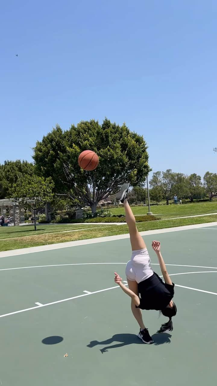 篠原枝令菜のインスタグラム：「IT TOOK WAY TOO LONG 😭 NEVER GIVE UP MY FRIENDS 🫶 #basketball #ballislife #rhythmicgymnast #illusion」