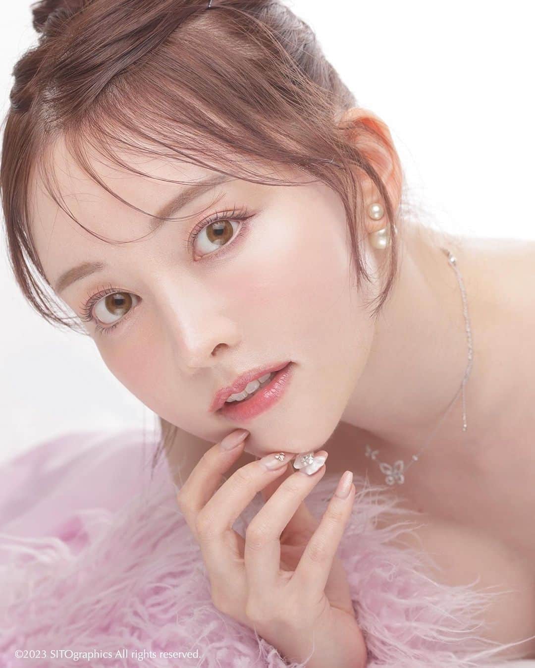 シト山口のインスタグラム：「swipe!➡︎ 細部迄しっかりディテールを際立たせたビューティライティングで撮ってみました！ ビューティ+セクシーショット❤️ Ｇ-Hcupの美波さん お肌ツルツルプリンぷりん♫ model @haruna_minami  hair&make @sst.agram  photo @sito_yamaguchi」