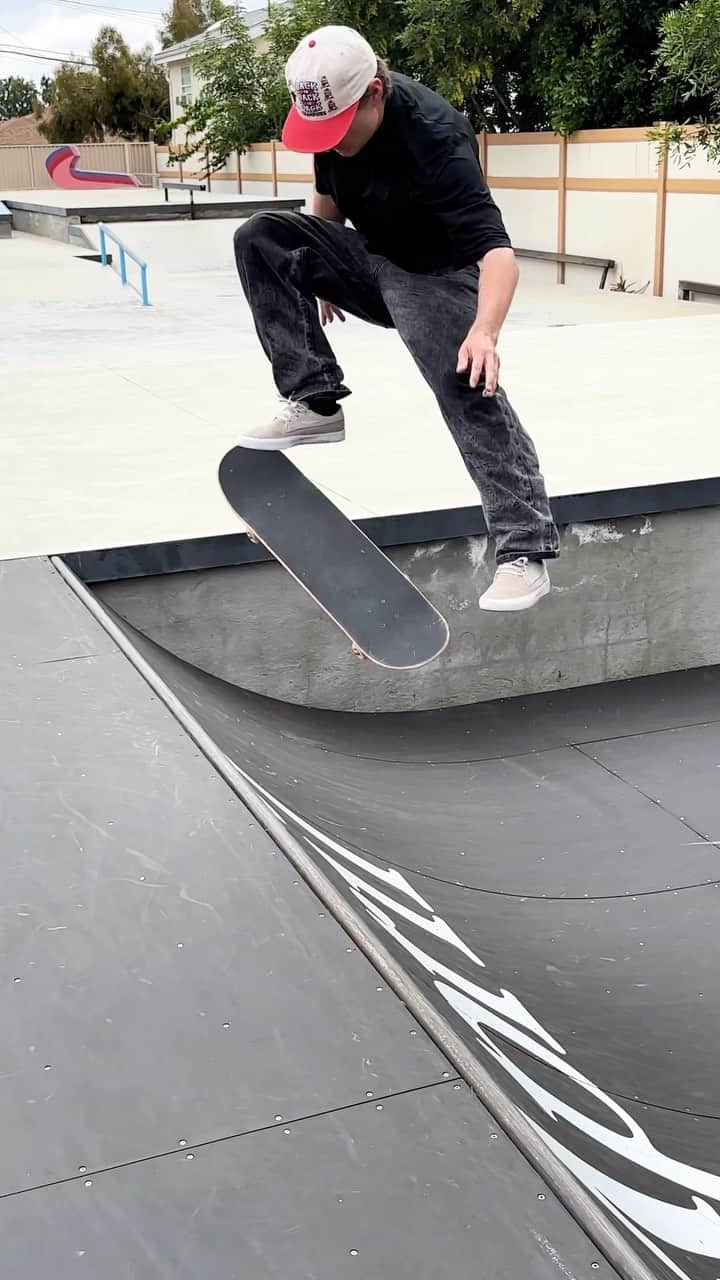 シェーン・オニールのインスタグラム：「MINI RAMP 💆‍♂️」