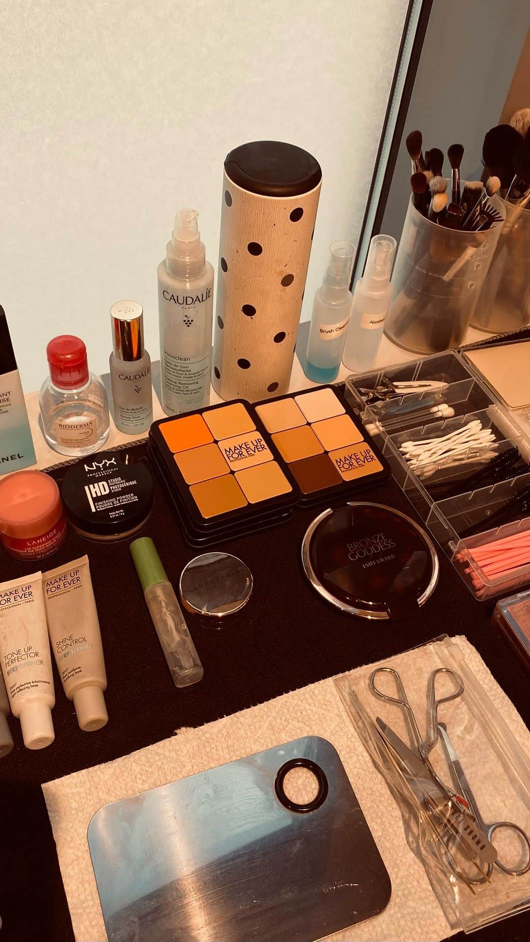 Mayela Vazquezのインスタグラム：「Behind the scenes on my camera roll ✨🙏🏻✨always grateful for every door that opens…but most importantly, for the people behind each project🥹#MakeUpArtist #BehindTheScenes #CapCut」